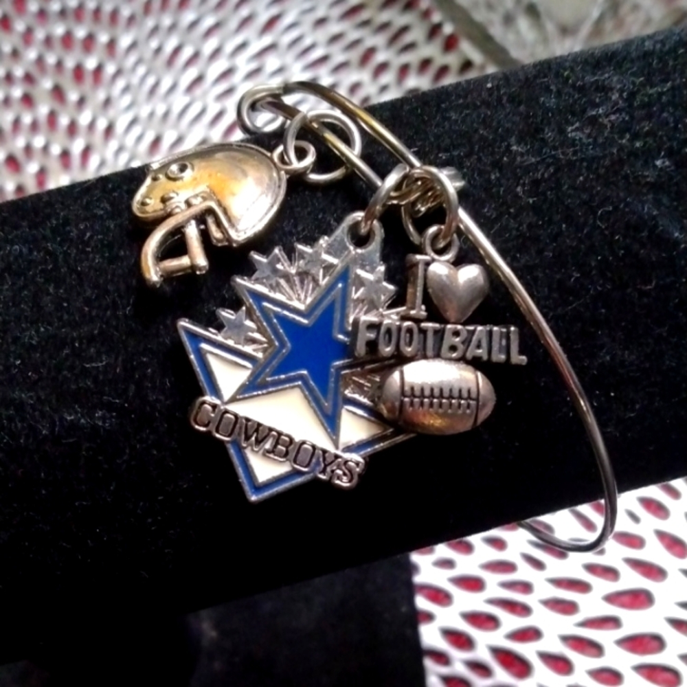 Bracelet,Dallas Cowboys,Texas,Silver tone with 5 Football Charms,Football.